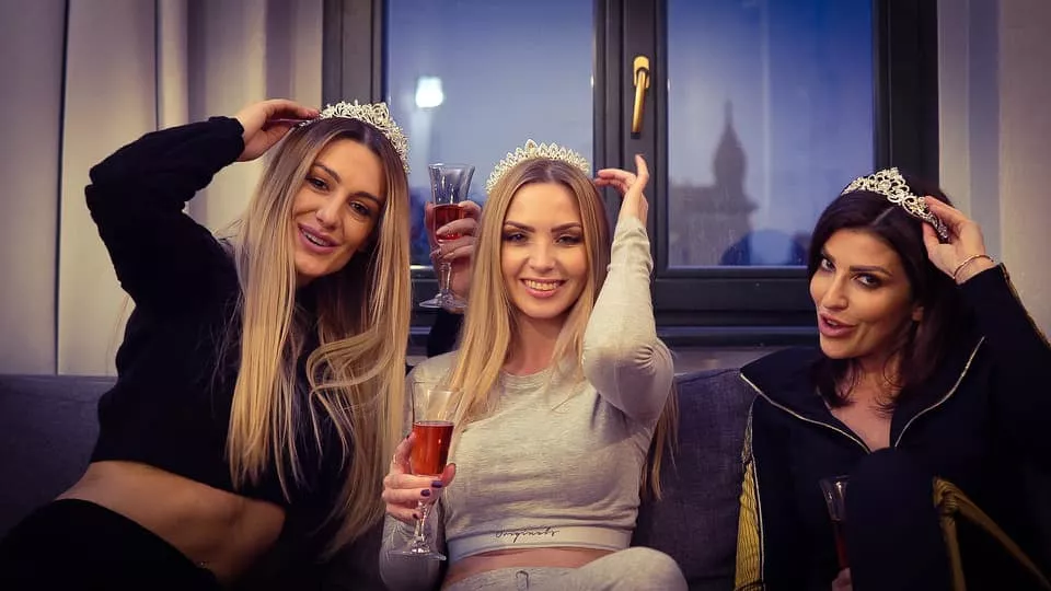 Top Girls przygotowały nową produkcję pt. ”Fake Love”! Internauci zachwyceni kadrami! Ta premiera podbije rynek?!